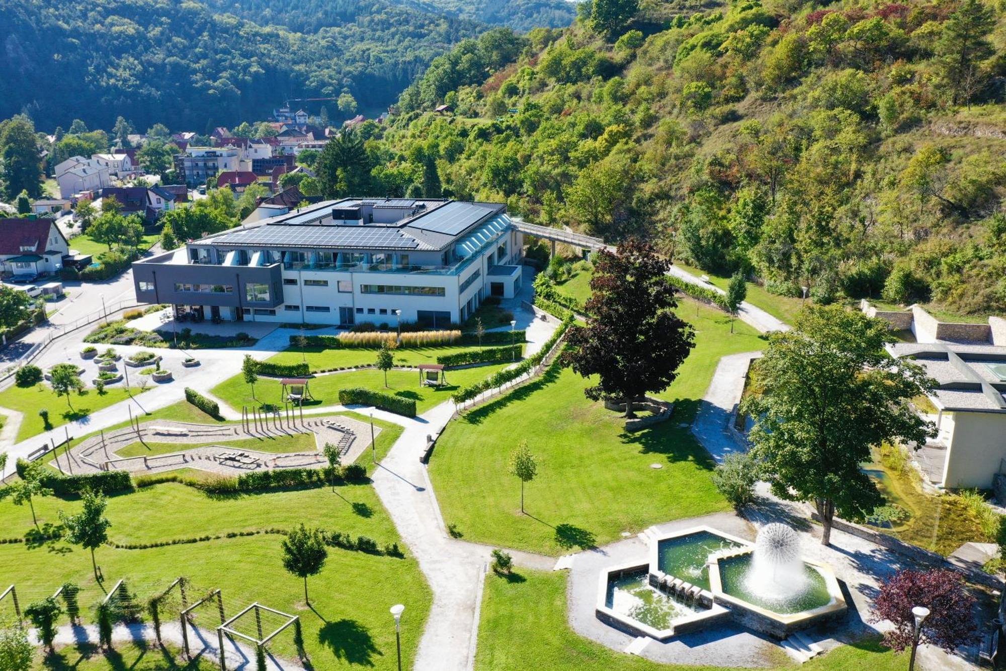Nuhr Medical - Hotel & Restaurant Senftenberg Buitenkant foto